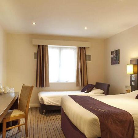 Premier Inn Fleet Ngoại thất bức ảnh