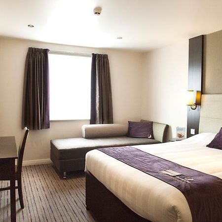 Premier Inn Fleet Ngoại thất bức ảnh
