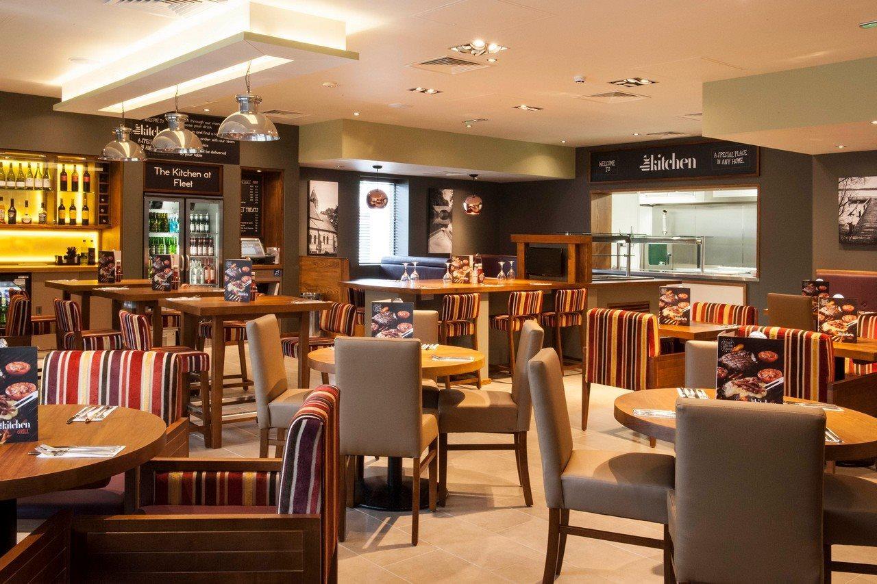 Premier Inn Fleet Ngoại thất bức ảnh