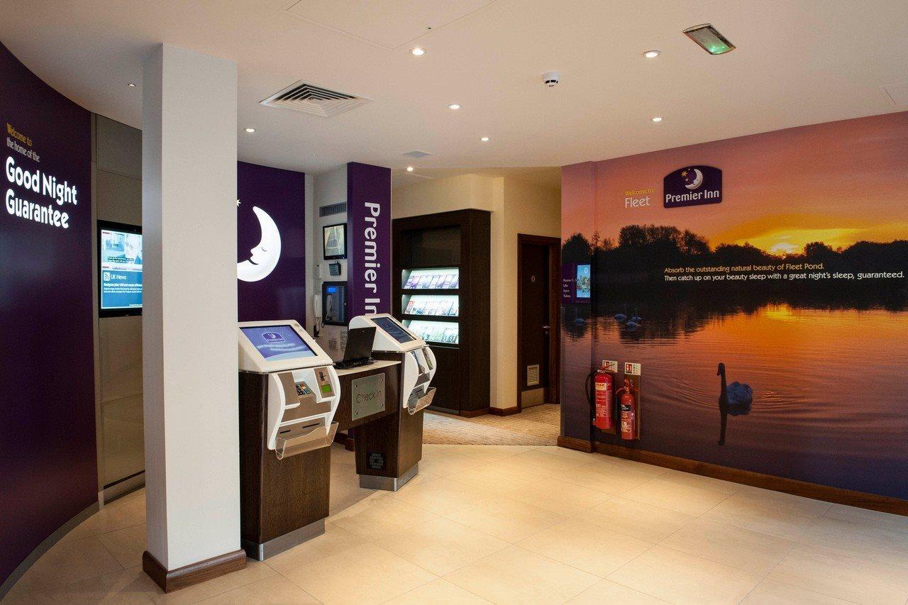 Premier Inn Fleet Ngoại thất bức ảnh