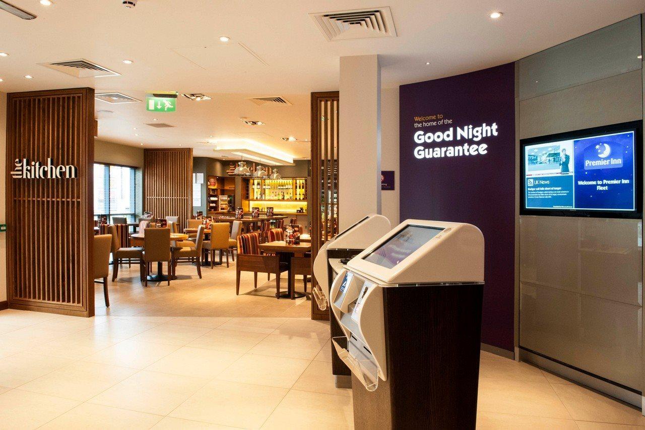 Premier Inn Fleet Ngoại thất bức ảnh