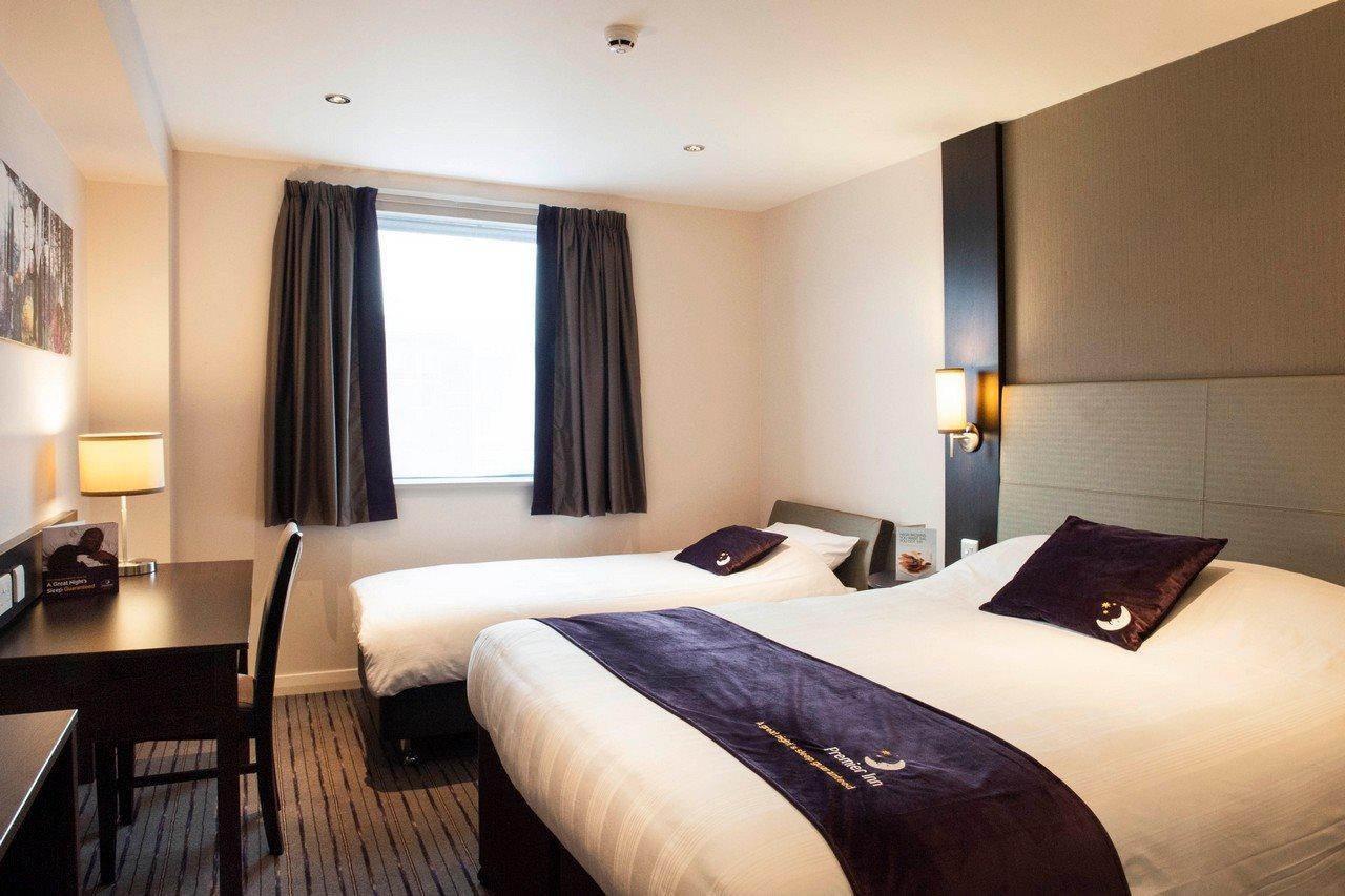 Premier Inn Fleet Ngoại thất bức ảnh