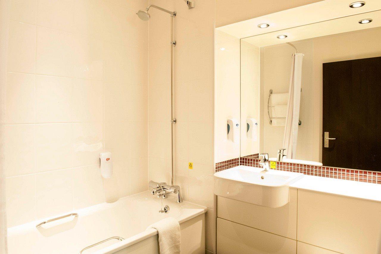 Premier Inn Fleet Ngoại thất bức ảnh