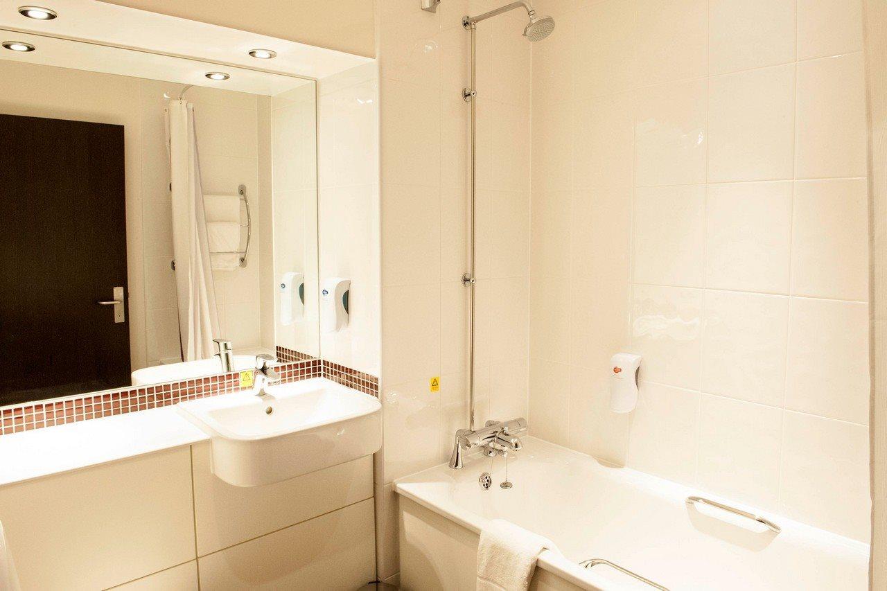 Premier Inn Fleet Ngoại thất bức ảnh