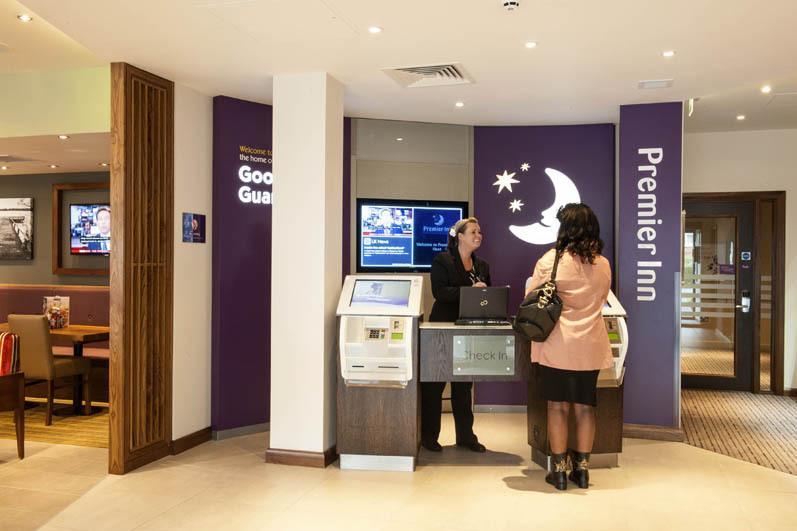 Premier Inn Fleet Ngoại thất bức ảnh