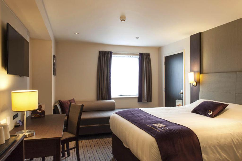 Premier Inn Fleet Ngoại thất bức ảnh