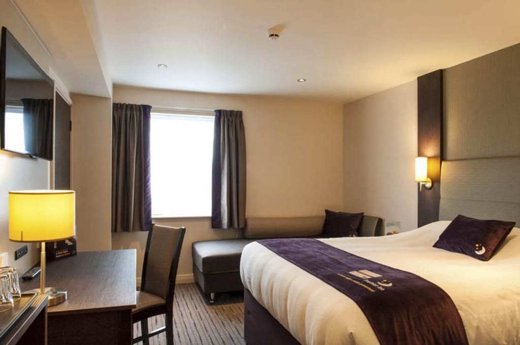 Premier Inn Fleet Ngoại thất bức ảnh