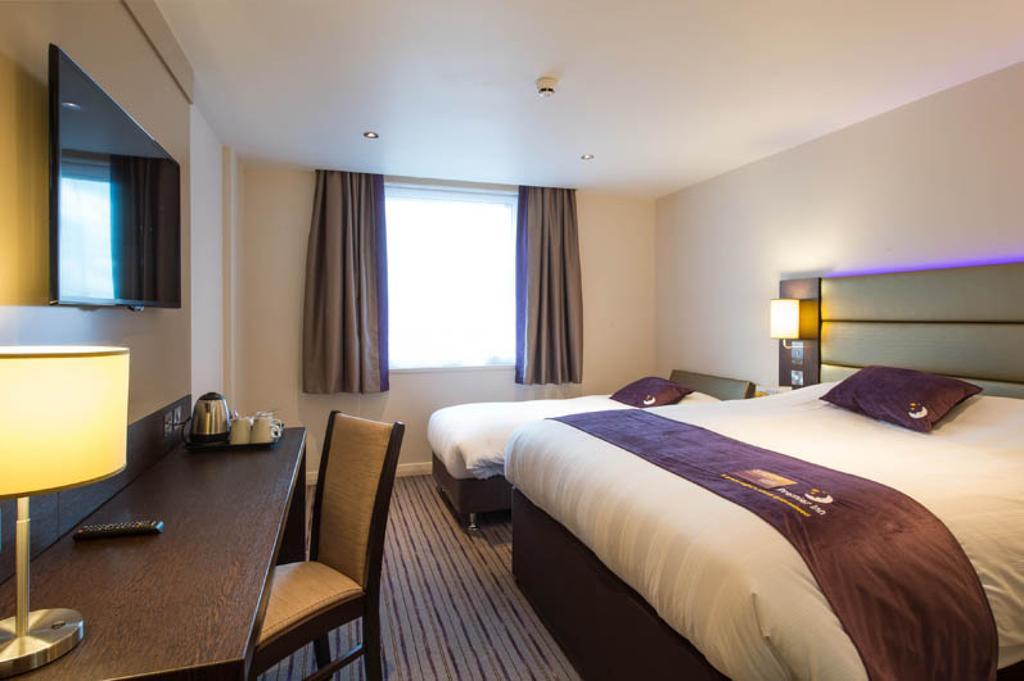 Premier Inn Fleet Ngoại thất bức ảnh