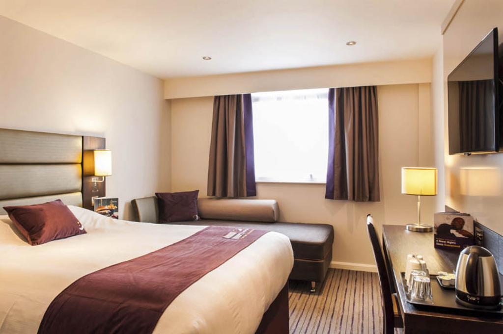 Premier Inn Fleet Ngoại thất bức ảnh