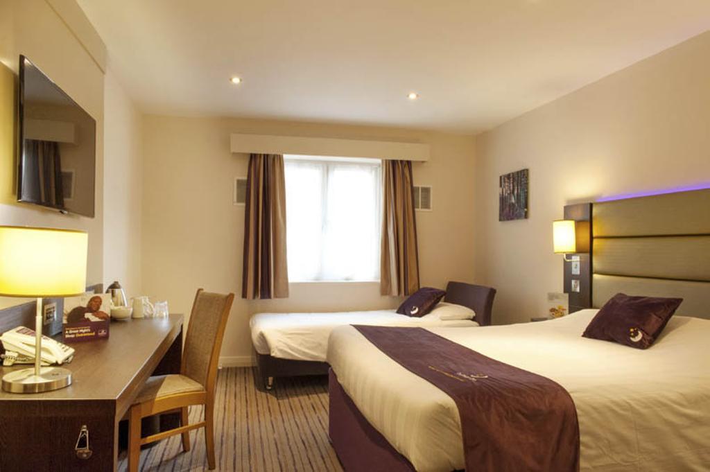 Premier Inn Fleet Ngoại thất bức ảnh