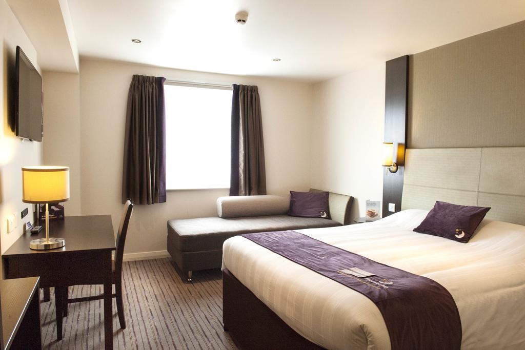 Premier Inn Fleet Ngoại thất bức ảnh