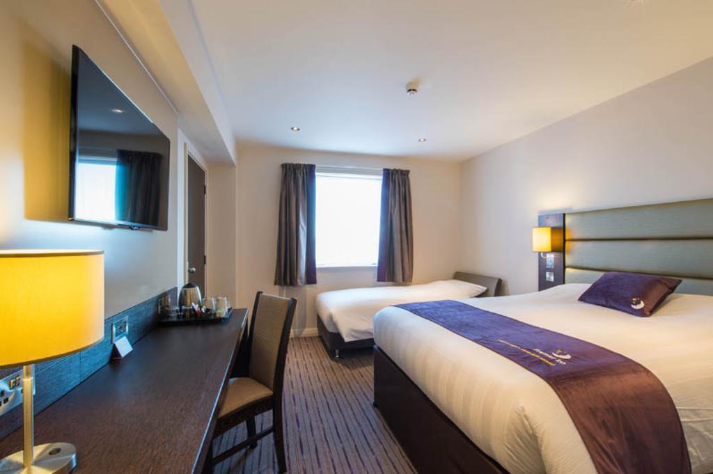 Premier Inn Fleet Ngoại thất bức ảnh