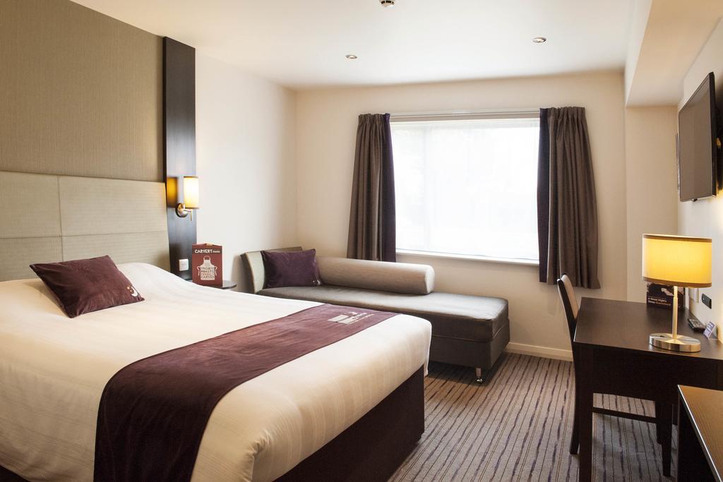 Premier Inn Fleet Ngoại thất bức ảnh