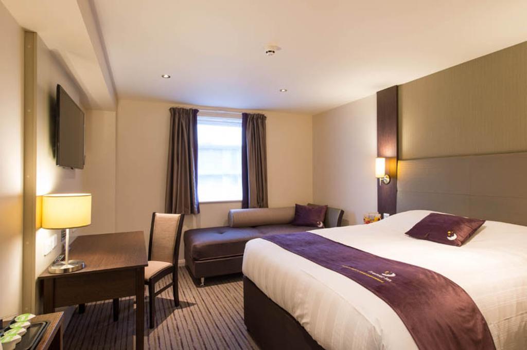 Premier Inn Fleet Ngoại thất bức ảnh