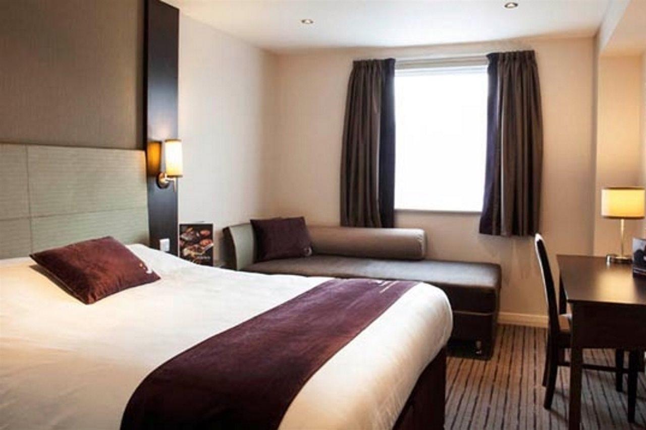 Premier Inn Fleet Ngoại thất bức ảnh