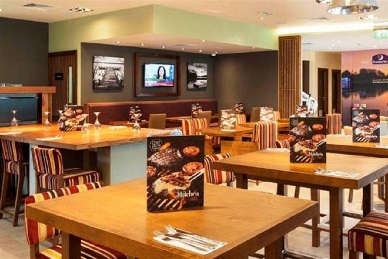 Premier Inn Fleet Ngoại thất bức ảnh