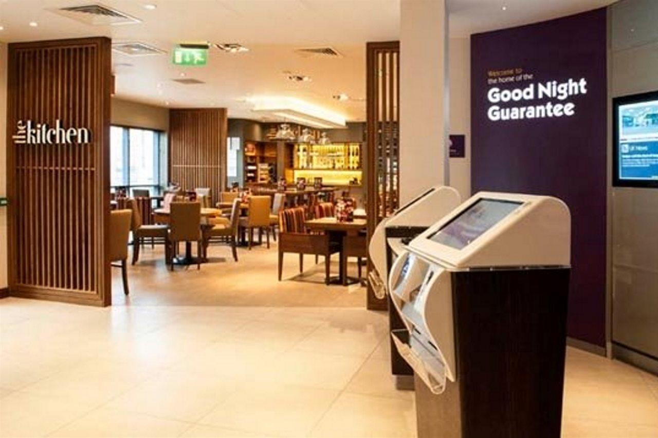 Premier Inn Fleet Ngoại thất bức ảnh