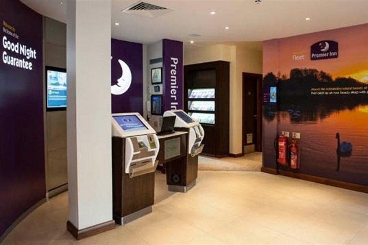 Premier Inn Fleet Ngoại thất bức ảnh