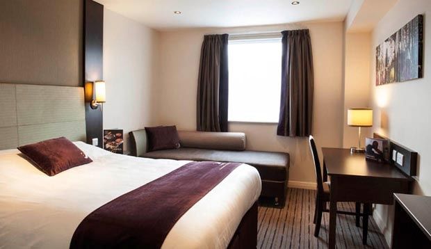 Premier Inn Fleet Ngoại thất bức ảnh